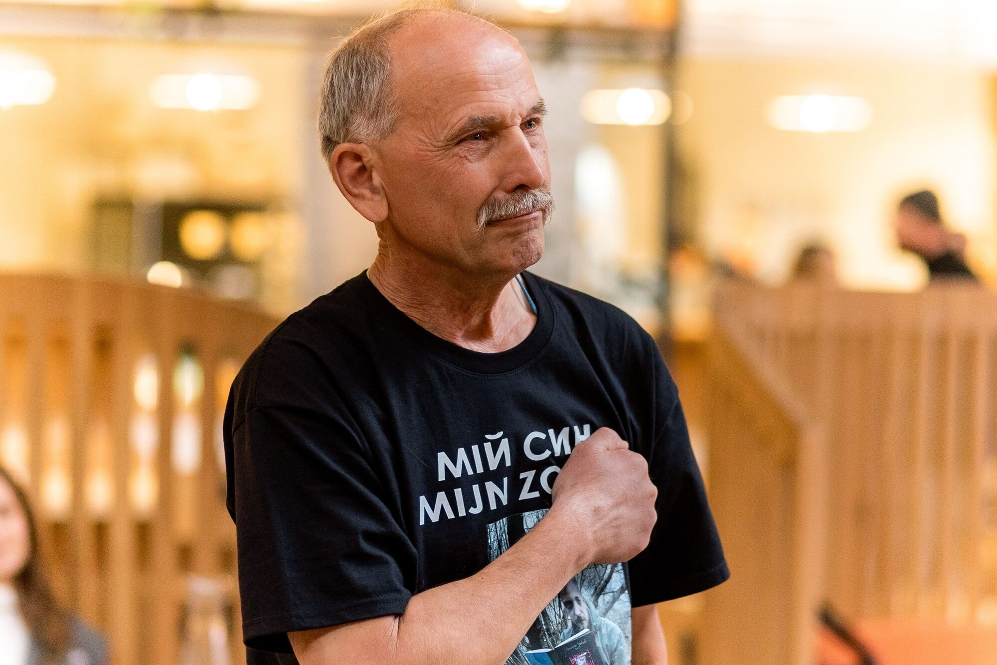 Актор Павло Текучев провів благодійні читання "Віршів з бійниці" на честь пам’яті загиблого військового Максима Кривцова