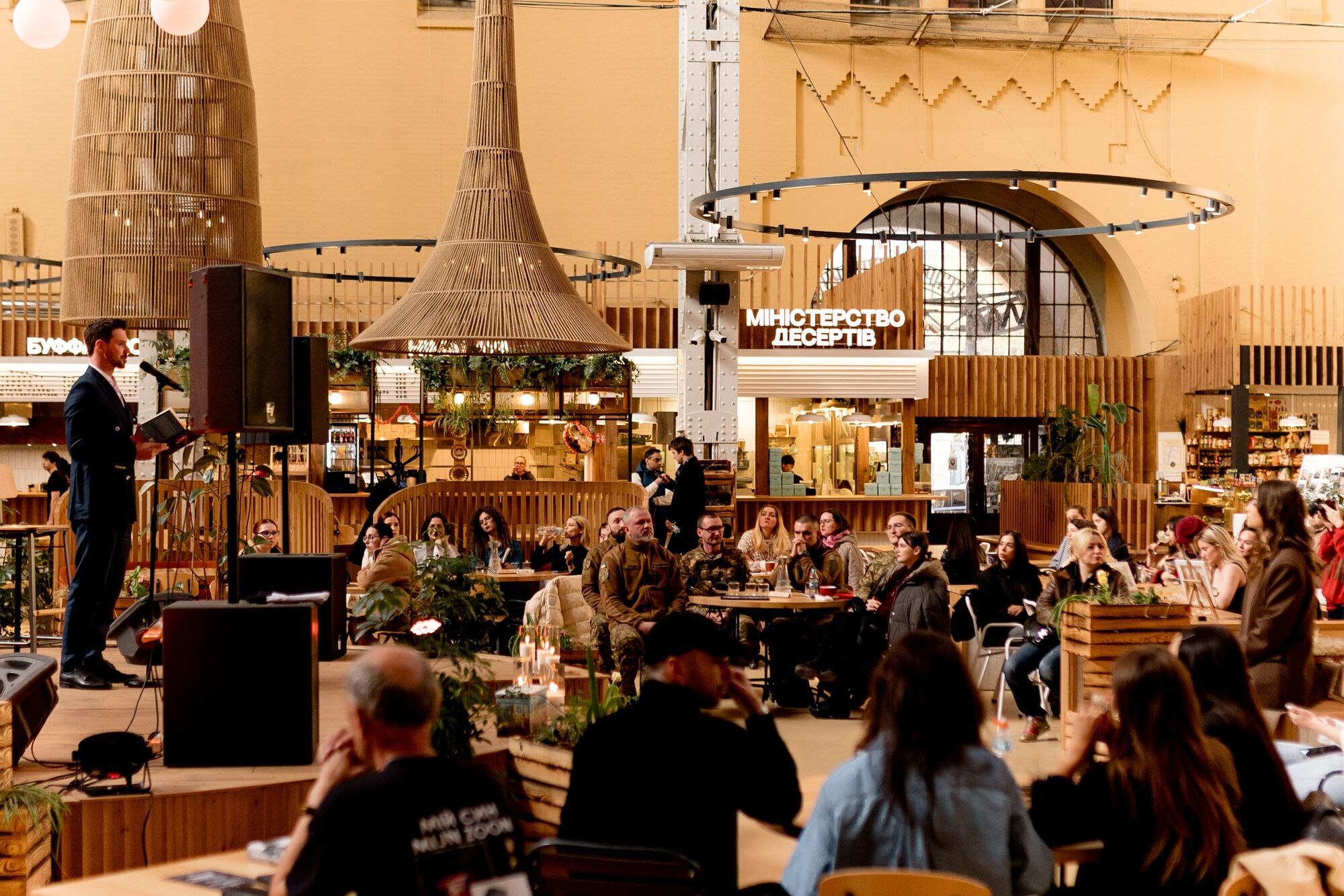 Актор Павло Текучев провів благодійні читання "Віршів з бійниці" на честь пам’яті загиблого військового Максима Кривцова