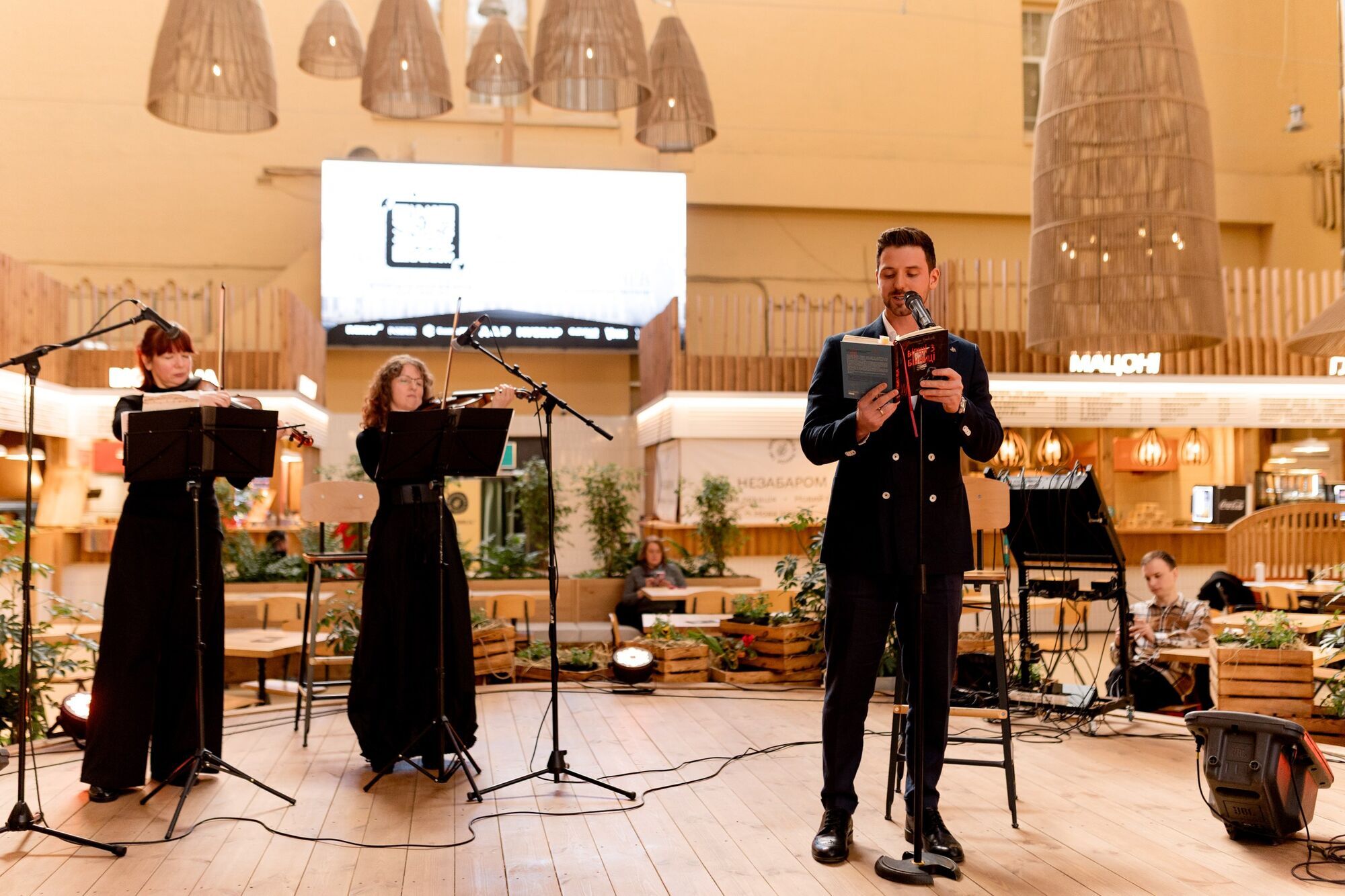 Актор Павло Текучев провів благодійні читання "Віршів з бійниці" на честь пам’яті загиблого військового Максима Кривцова