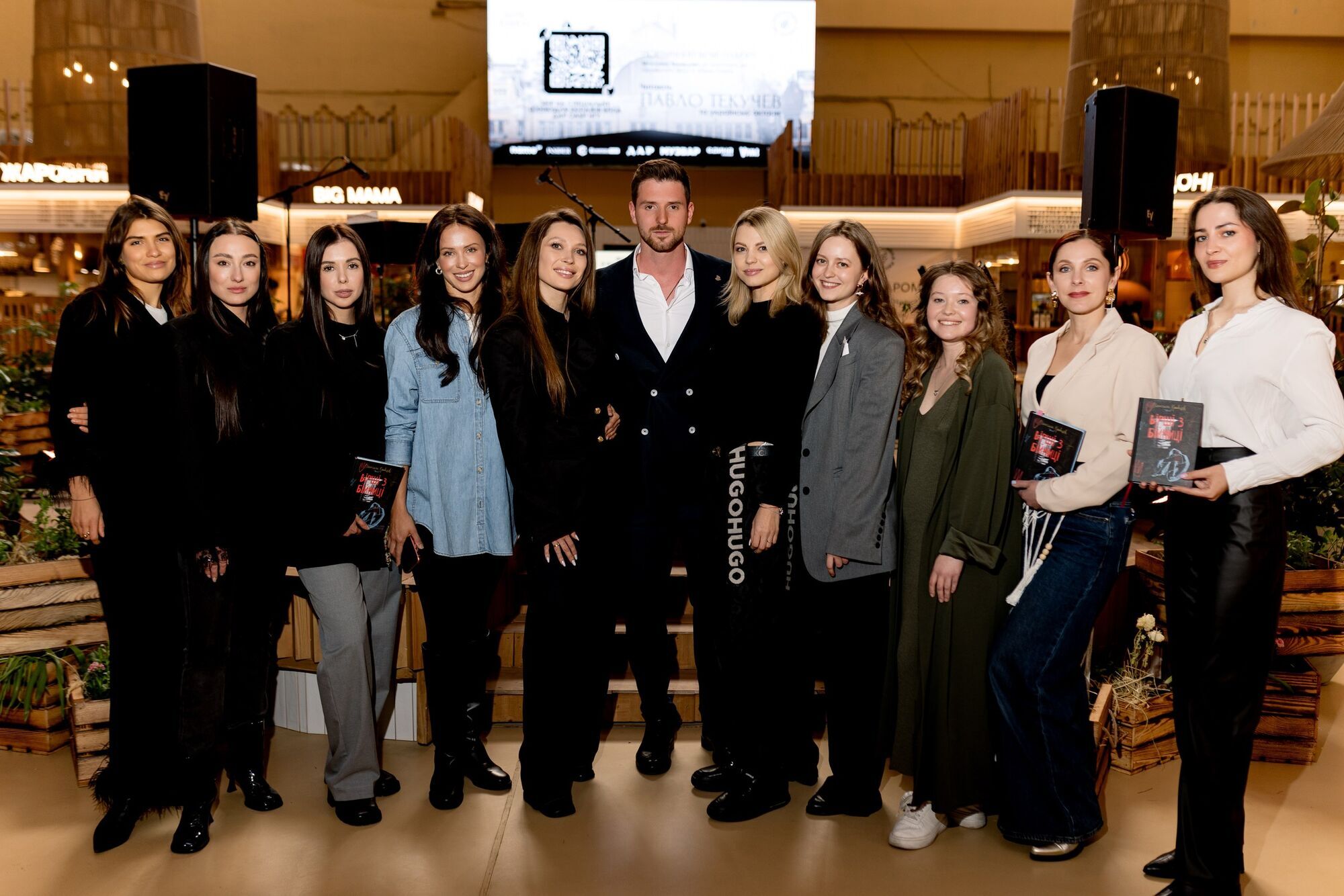 Актор Павло Текучев провів благодійні читання "Віршів з бійниці" на честь пам’яті загиблого військового Максима Кривцова