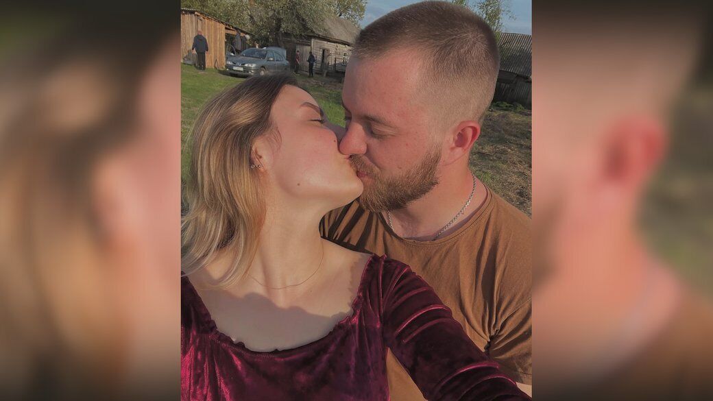 Готовились к свадьбе, а похоронены в одной могиле: на Черниговщине попрощались с молодой парой, которая подорвалась на мине. Фото и видео