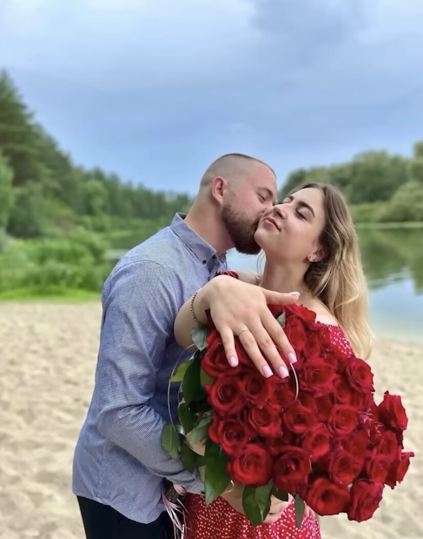 Готовились к свадьбе, а похоронены в одной могиле: на Черниговщине попрощались с молодой парой, которая подорвалась на мине. Фото и видео