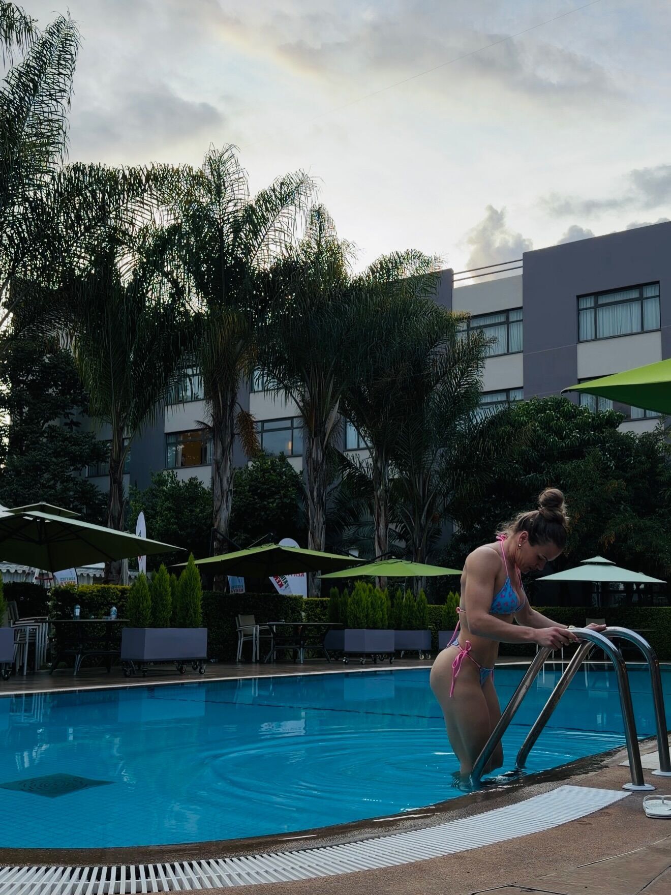 Украинская чемпионка-легкоатлетка разделась до бикини, поразив своей формой в межсезонье. Фото