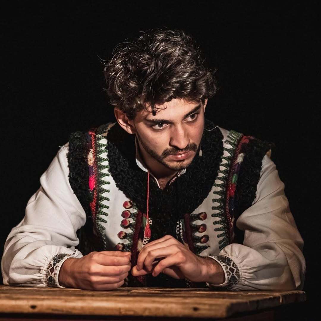 "Нас учили мечтать работать в "Ленкоме". Украинский актер Алексей Лейбюк рассказал о жизни в Киеве и пробах, за которые ему стыдно