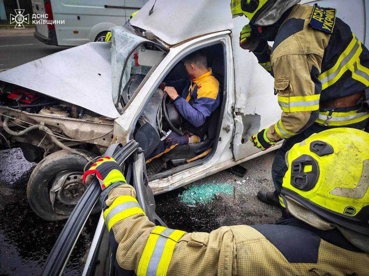 Под Киевом столкнулись BMW и Lanos: одного из водителей из салона авто деблокировали спасатели. Фото