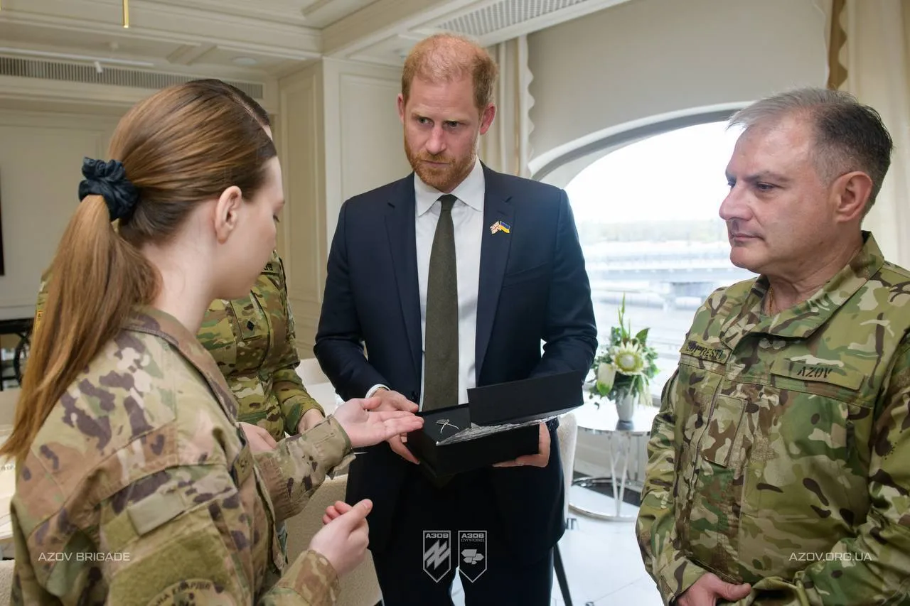 Військовослужбовці "Азову" вручили принцу Гаррі символічний подарунок під час його третього візиту до України. Фото