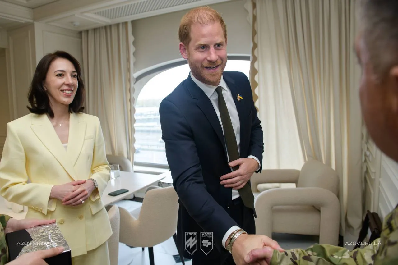 Військовослужбовці "Азову" вручили принцу Гаррі символічний подарунок під час його третього візиту до України. Фото