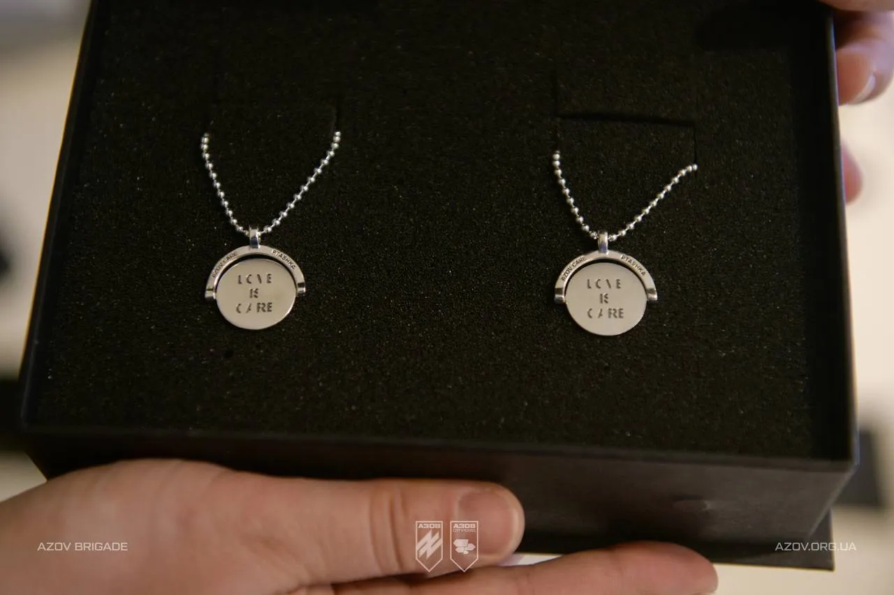 Військовослужбовці "Азову" вручили принцу Гаррі символічний подарунок під час його третього візиту до України. Фото