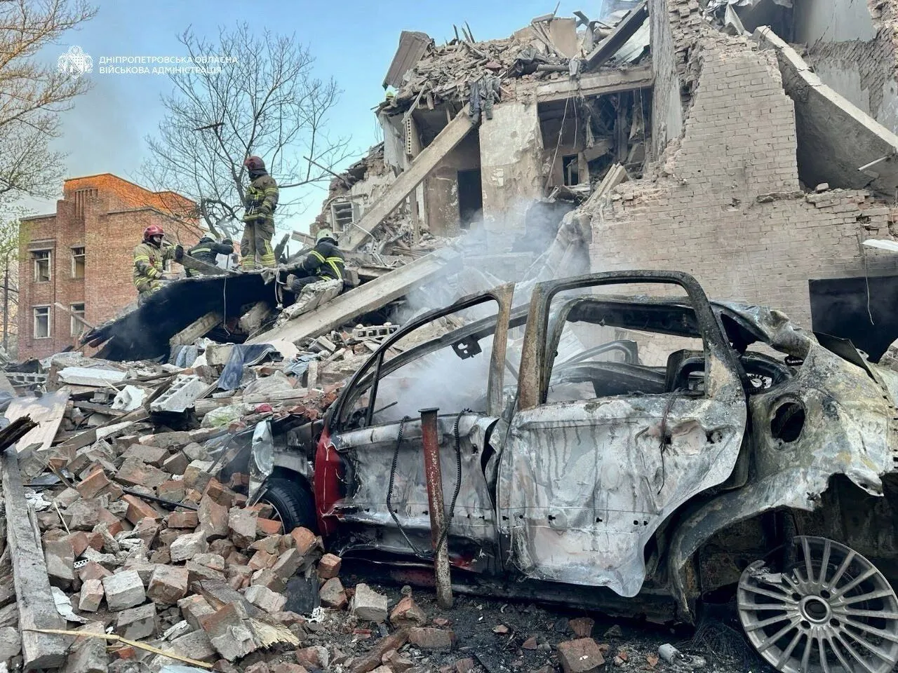 Росія завдала комбінованого удару по Дніпру: пошкоджено будинки і підприємства, кількість поранених зросла. Фото