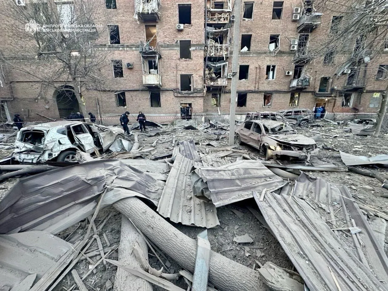 Росія завдала комбінованого удару по Дніпру: пошкоджено будинки і підприємства, кількість поранених зросла. Фото