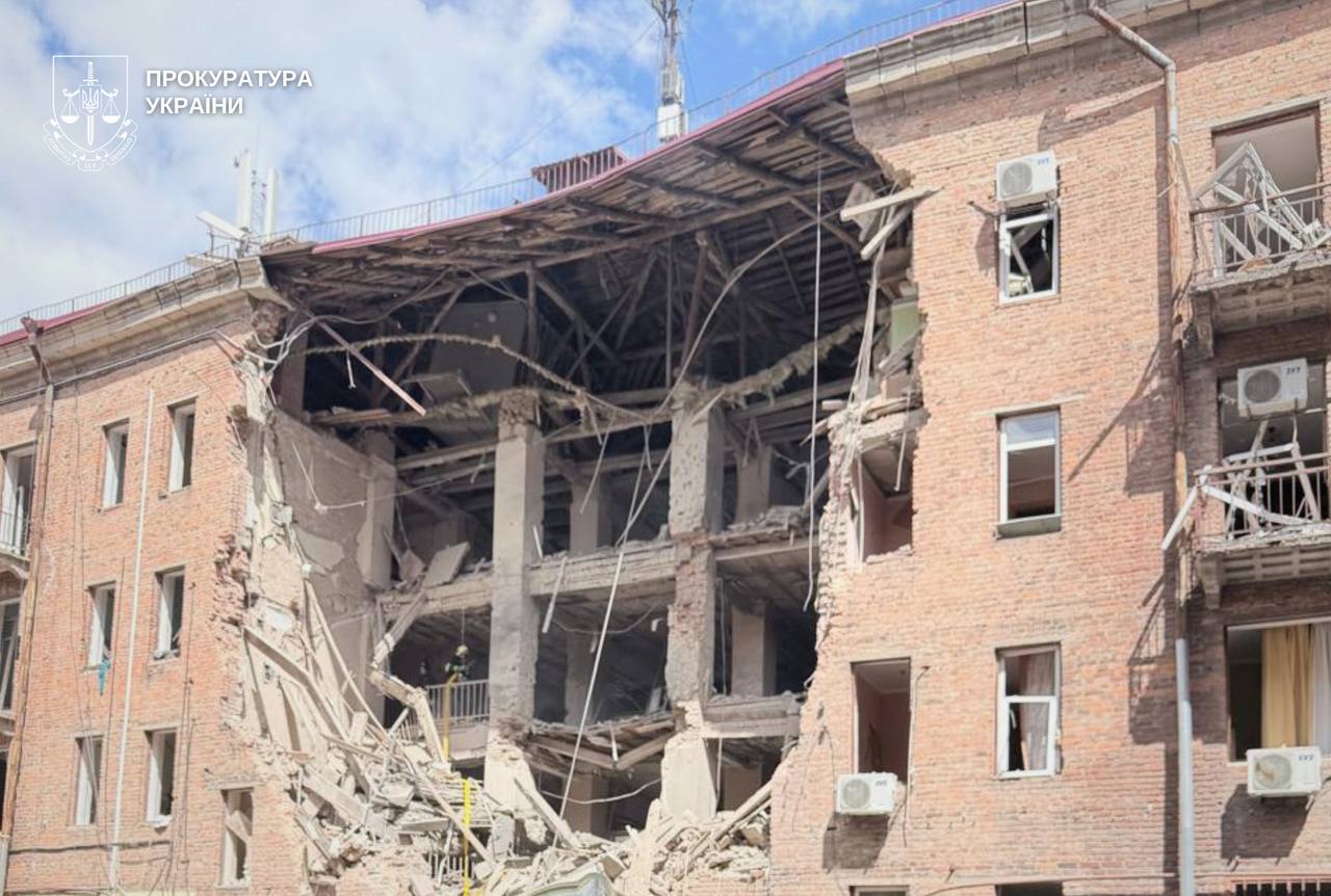 Россия снова нанесла удар по Днепру: поврежден жилой дом, есть жертва и раненые