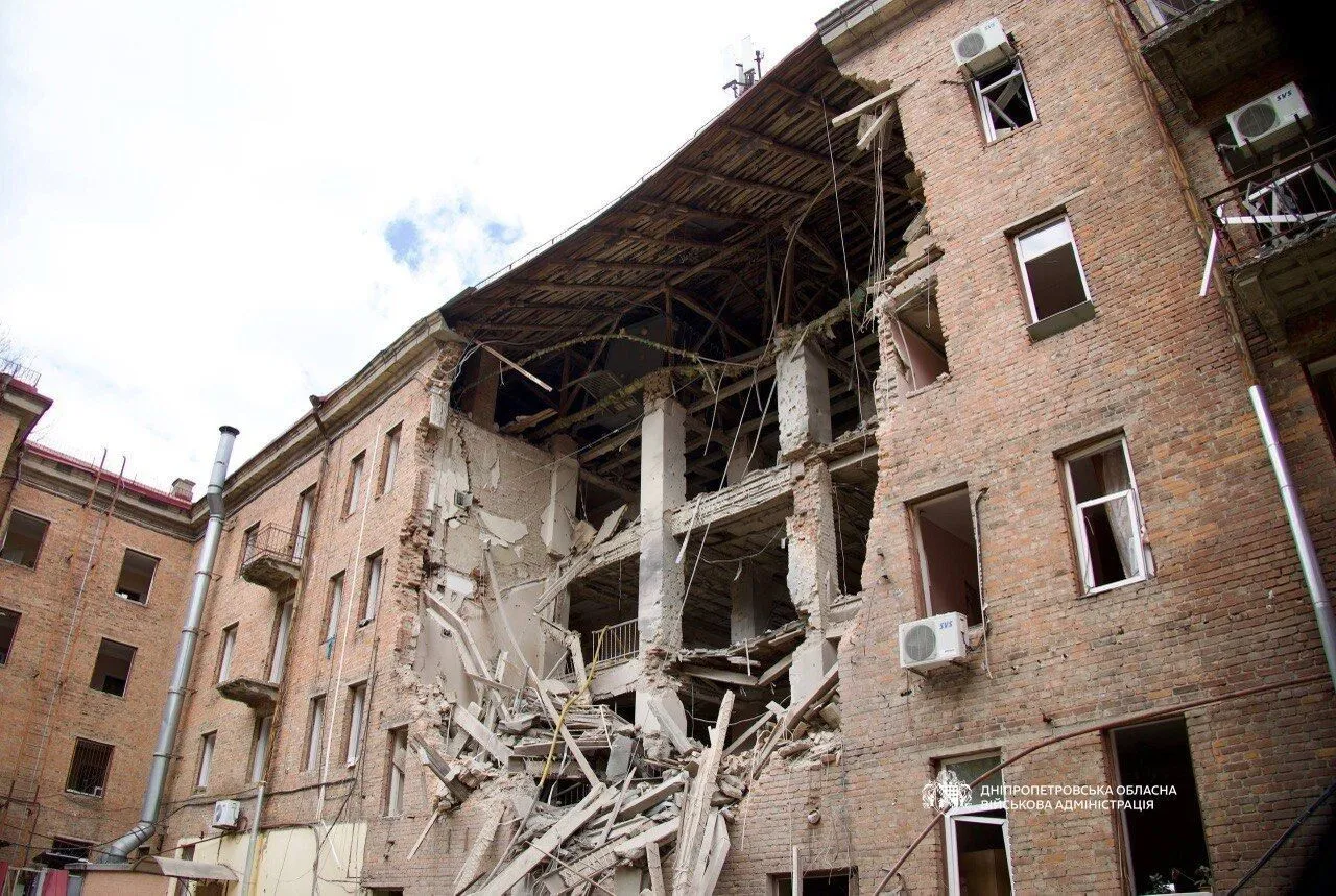 Росія знову завдала удару по Дніпру: пошкоджено житловий будинок, є жертва і поранені