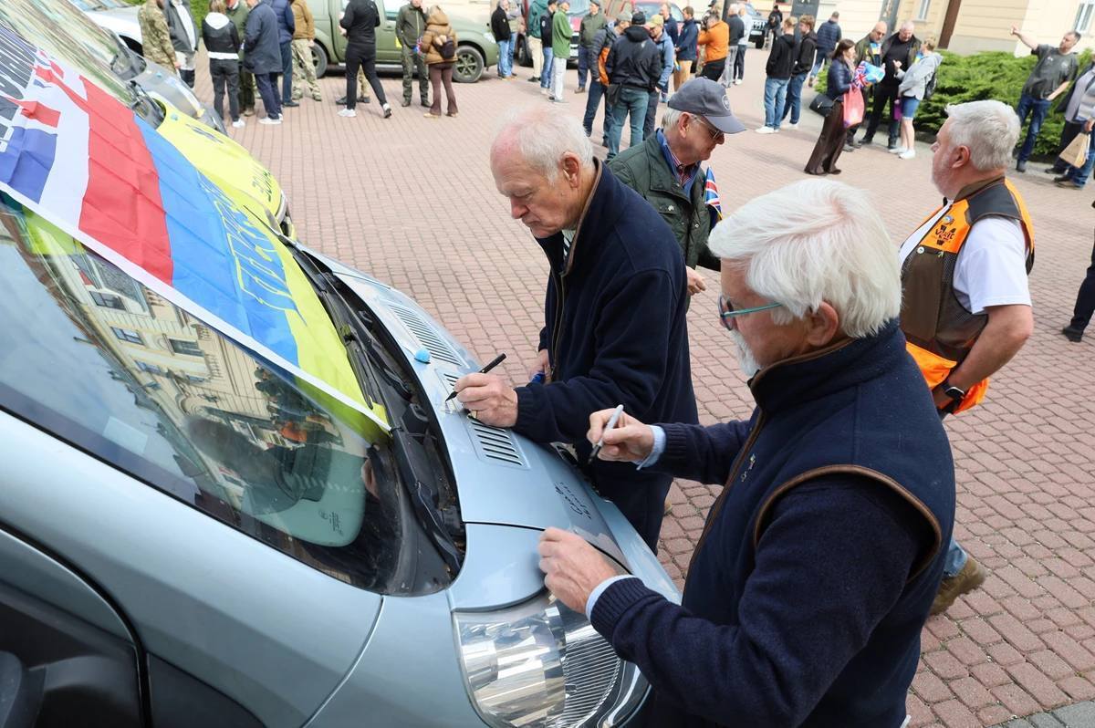 "Пікапи для миру": британські фермери передали для українських військових десятки позашляховиків. Фото