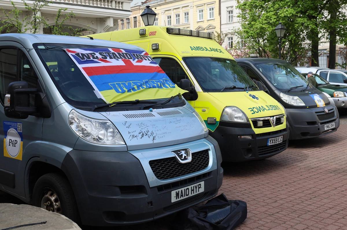 "Пікапи для миру": британські фермери передали для українських військових десятки позашляховиків. Фото