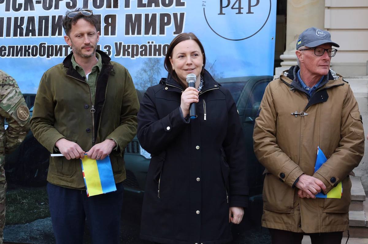 "Пікапи для миру": британські фермери передали для українських військових десятки позашляховиків. Фото