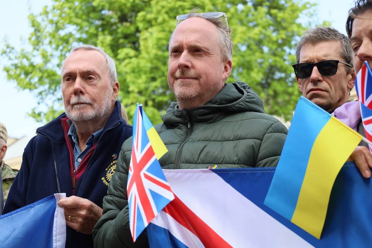 "Пікапи для миру": британські фермери передали для українських військових десятки позашляховиків. Фото