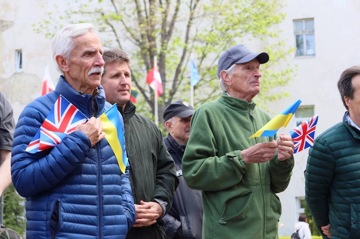 "Пікапи для миру": британські фермери передали для українських військових десятки позашляховиків. Фото