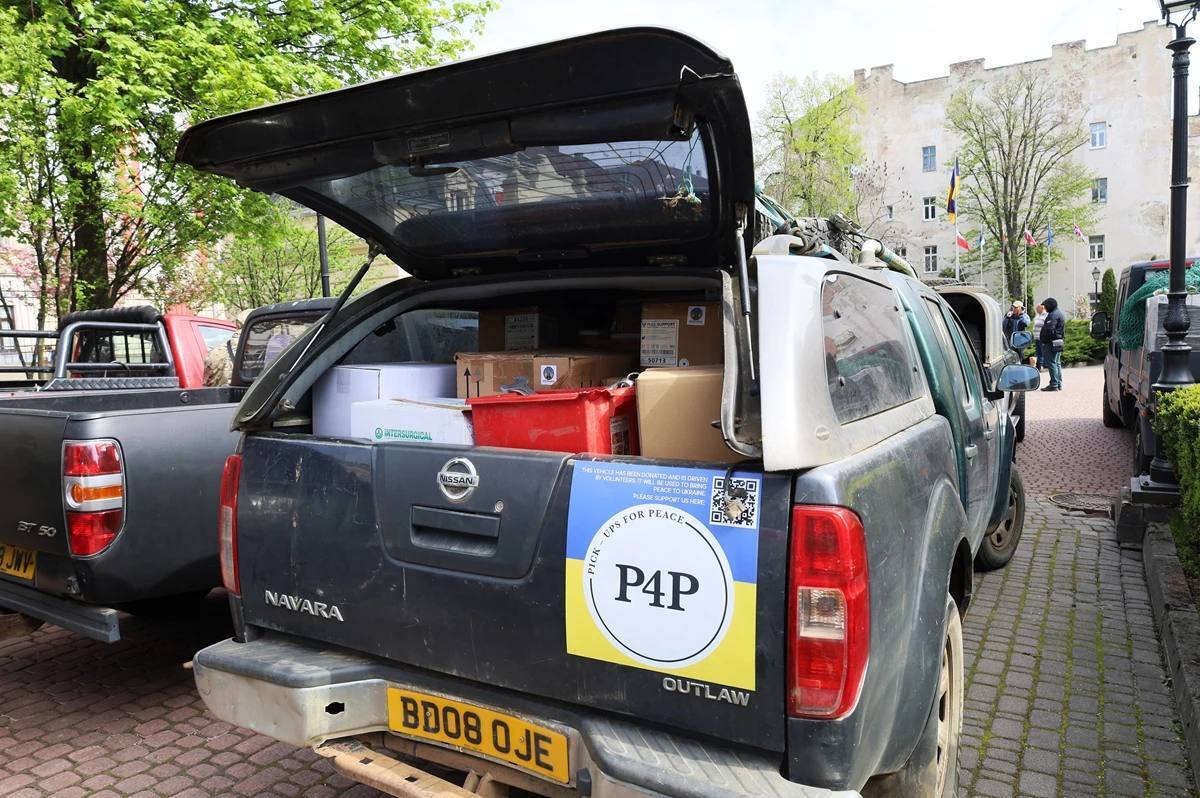 "Пікапи для миру": британські фермери передали для українських військових десятки позашляховиків. Фото