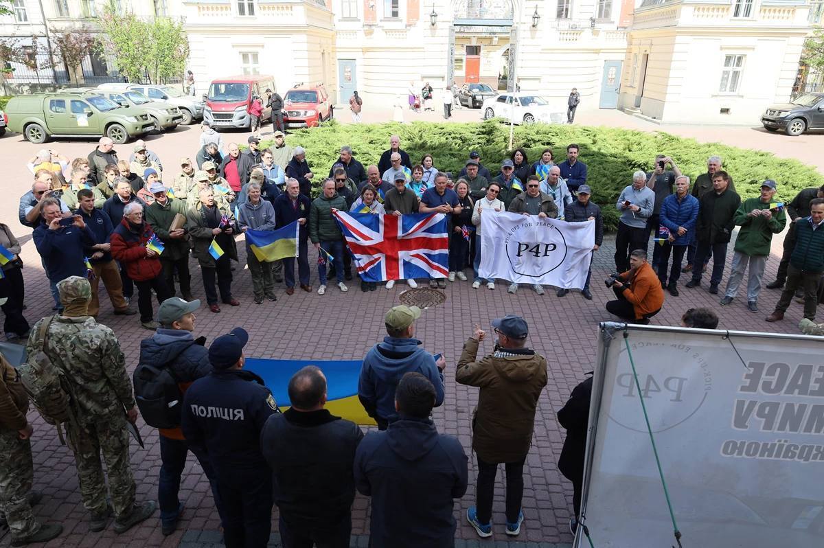 "Пікапи для миру": британські фермери передали для українських військових десятки позашляховиків. Фото