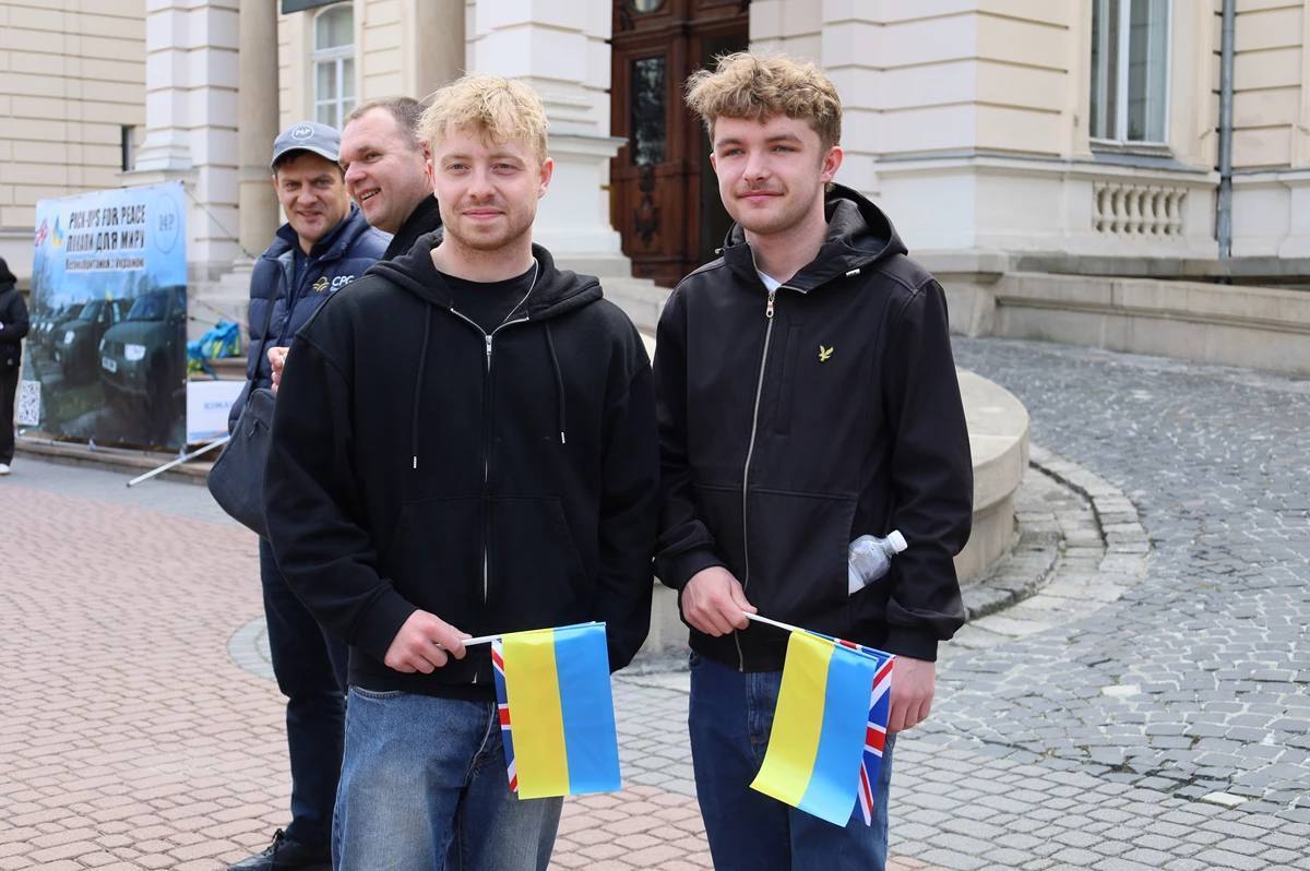 "Пікапи для миру": британські фермери передали для українських військових десятки позашляховиків. Фото