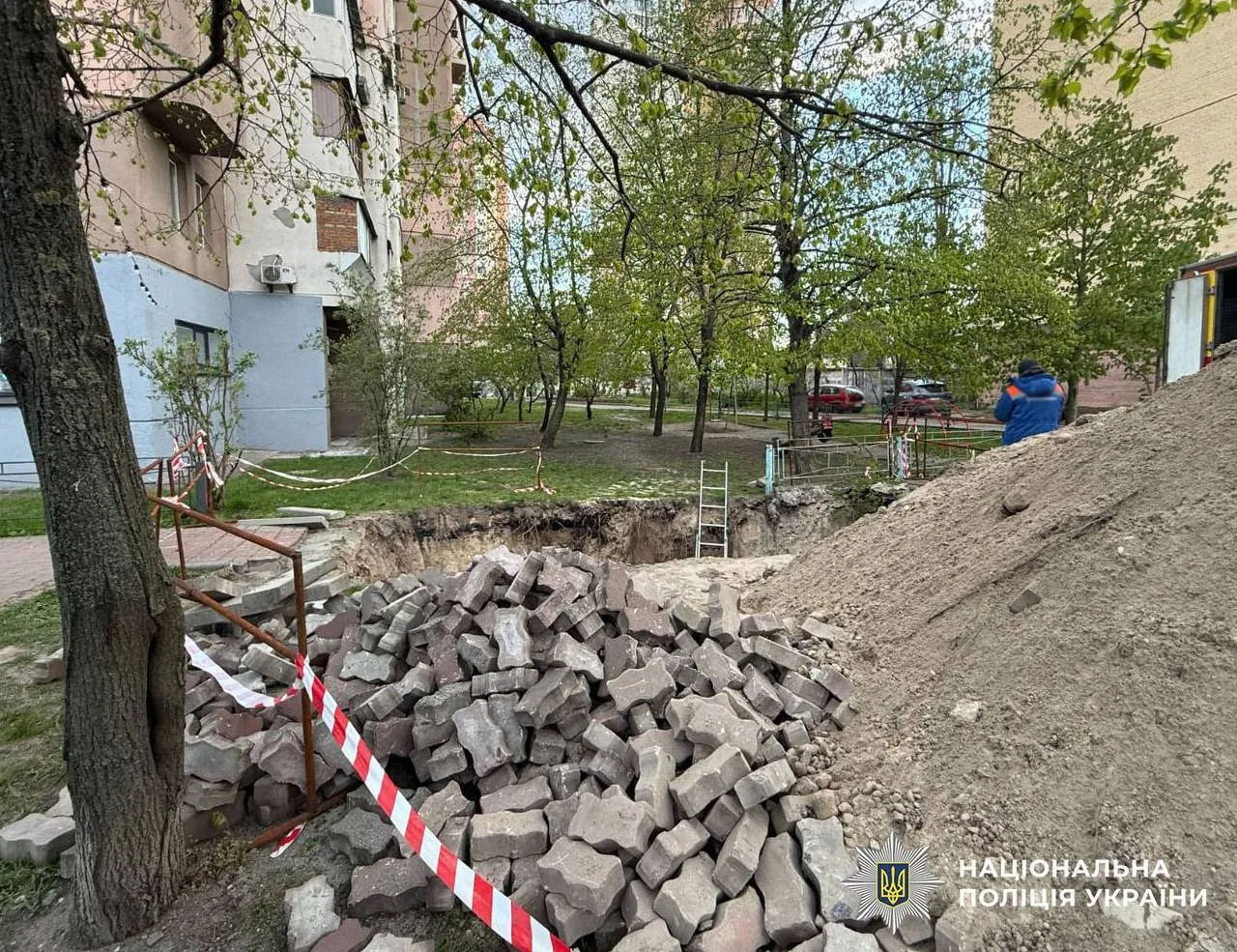 У Києві на Оболоні дівчину госпіталізували після падіння у яму з водою. Подробиці, фото та відео