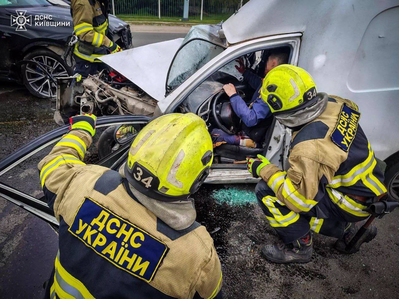 Под Киевом столкнулись BMW и Lanos: одного из водителей из салона авто деблокировали спасатели. Фото
