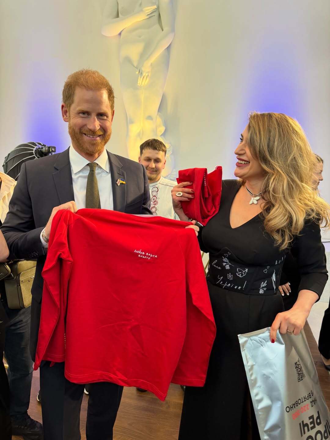 Военнослужащие "Азова" вручили принцу Гарри символический подарок во время его третьего визита в Украину. Фото