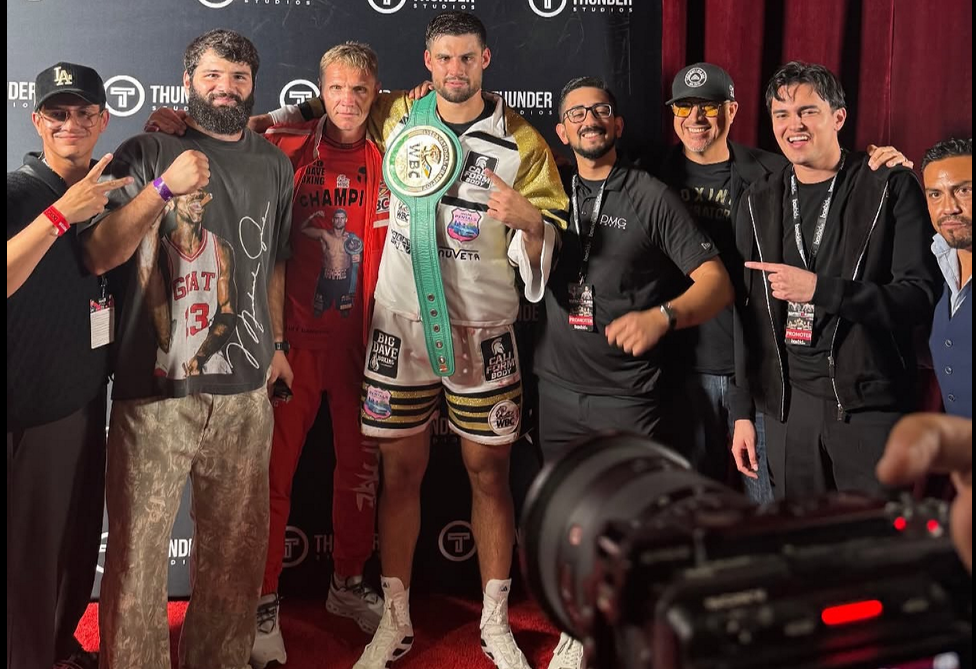 Непобедимый украинский супертяж перевернул бой и нокаутом выиграл чемпионский титул. Видео