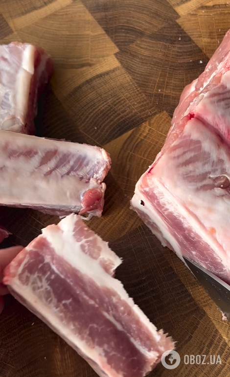 Соковиті тушковані ребра з чорносливом: м'ясо просто тане у роті