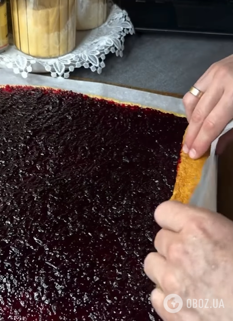 Сладкий рулет с вареньем к чаю: делимся элементарным рецептом