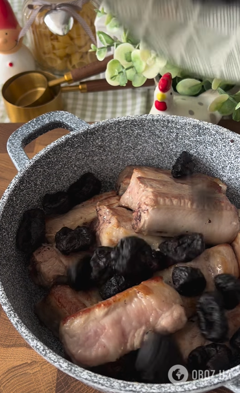 Соковиті тушковані ребра з чорносливом: м'ясо просто тане у роті