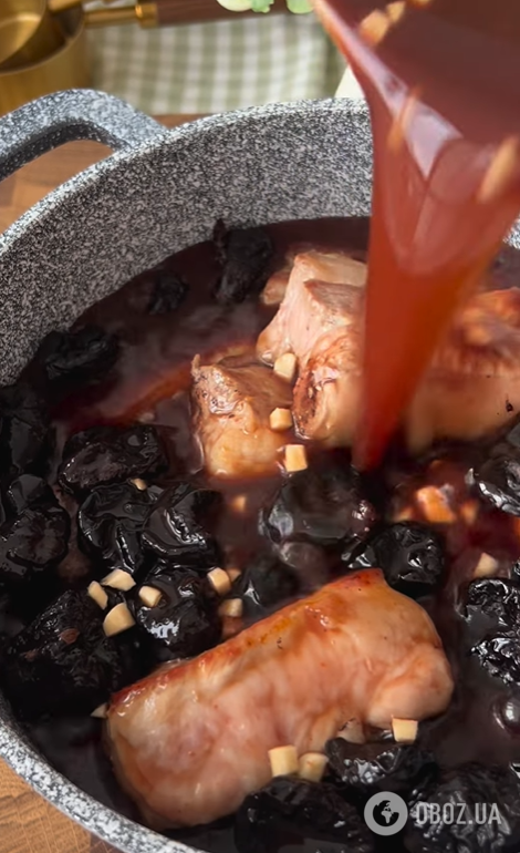 Соковиті тушковані ребра з чорносливом: м'ясо просто тане у роті