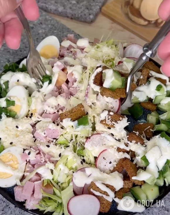 Весняний салат із молодої капусти та редиски: ділимося рецептом смачної та легкої страви