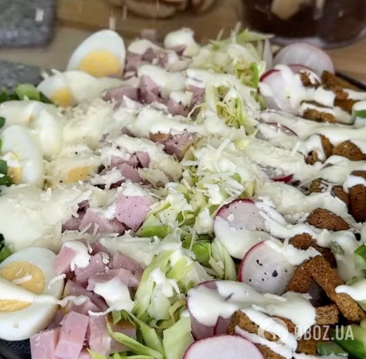 Весняний салат із молодої капусти та редиски: ділимося рецептом смачної та легкої страви