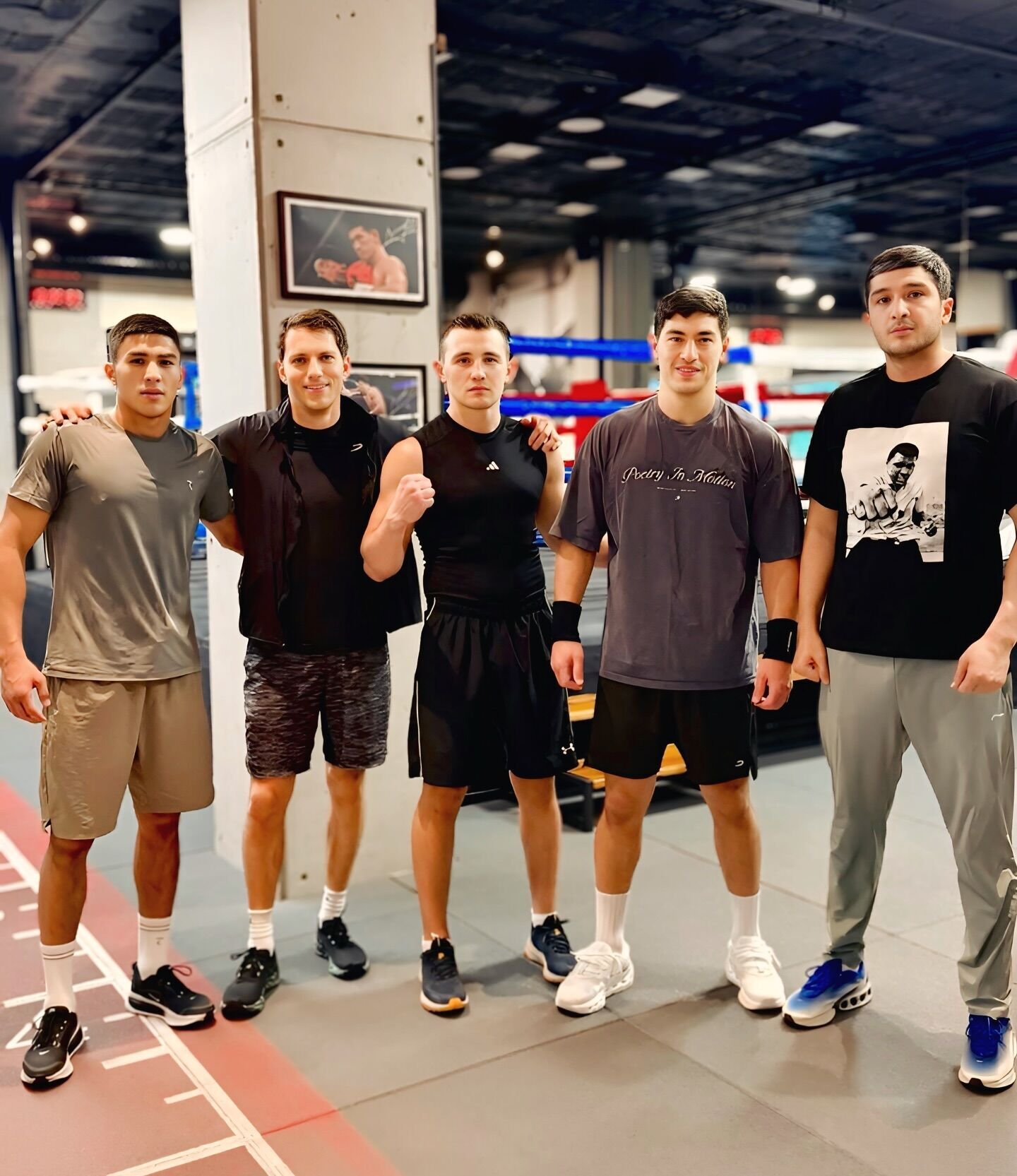 Известный украинский боксер помогает российскому чемпиону готовится к титульному бою в Екатеринбурге. Фотофакт