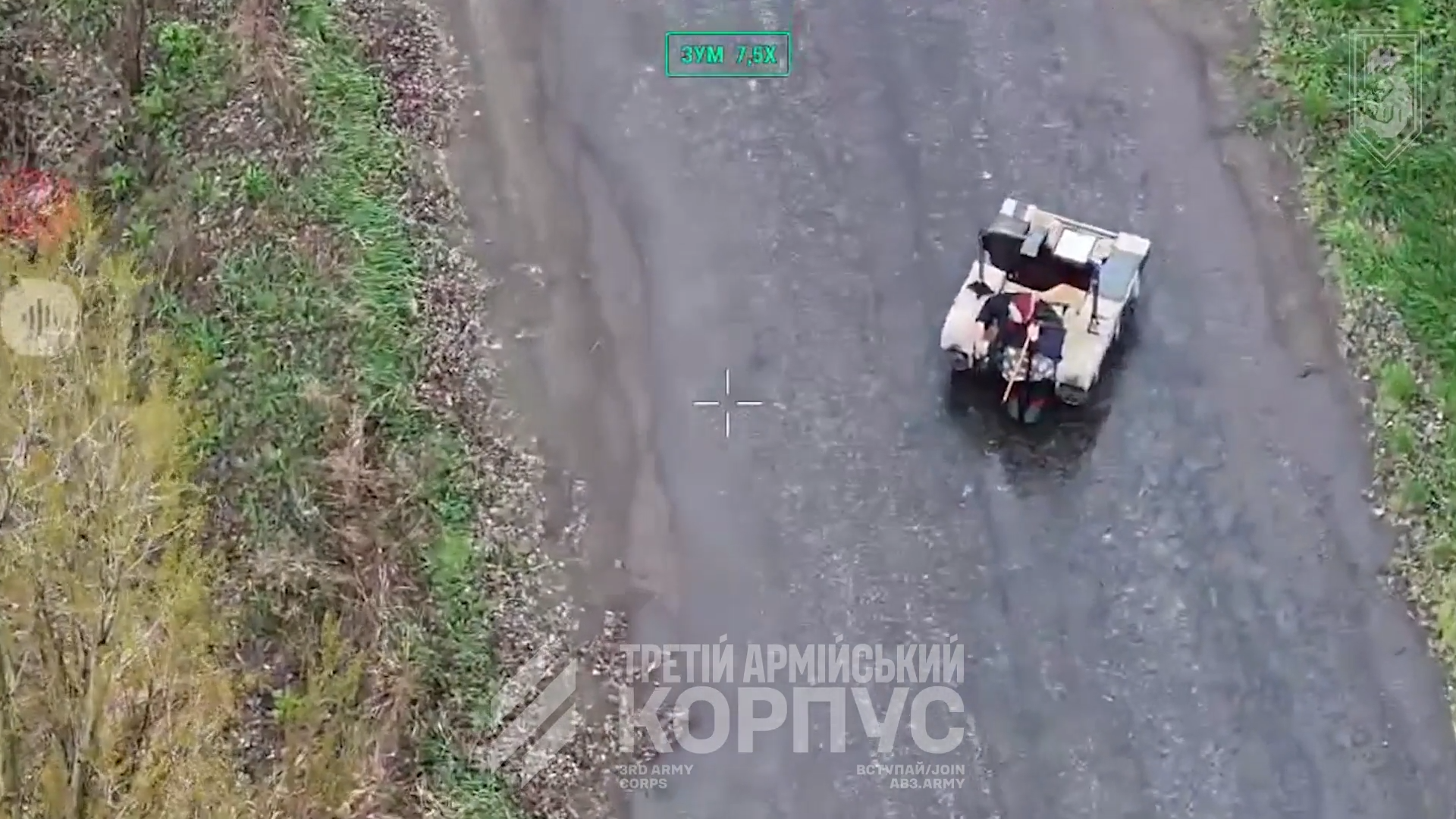 "Без надежды выжить шла сквозь воронки от снарядов и тела односельчан": украинские военные спасли пожилую женщину с помощью НРК. Видео