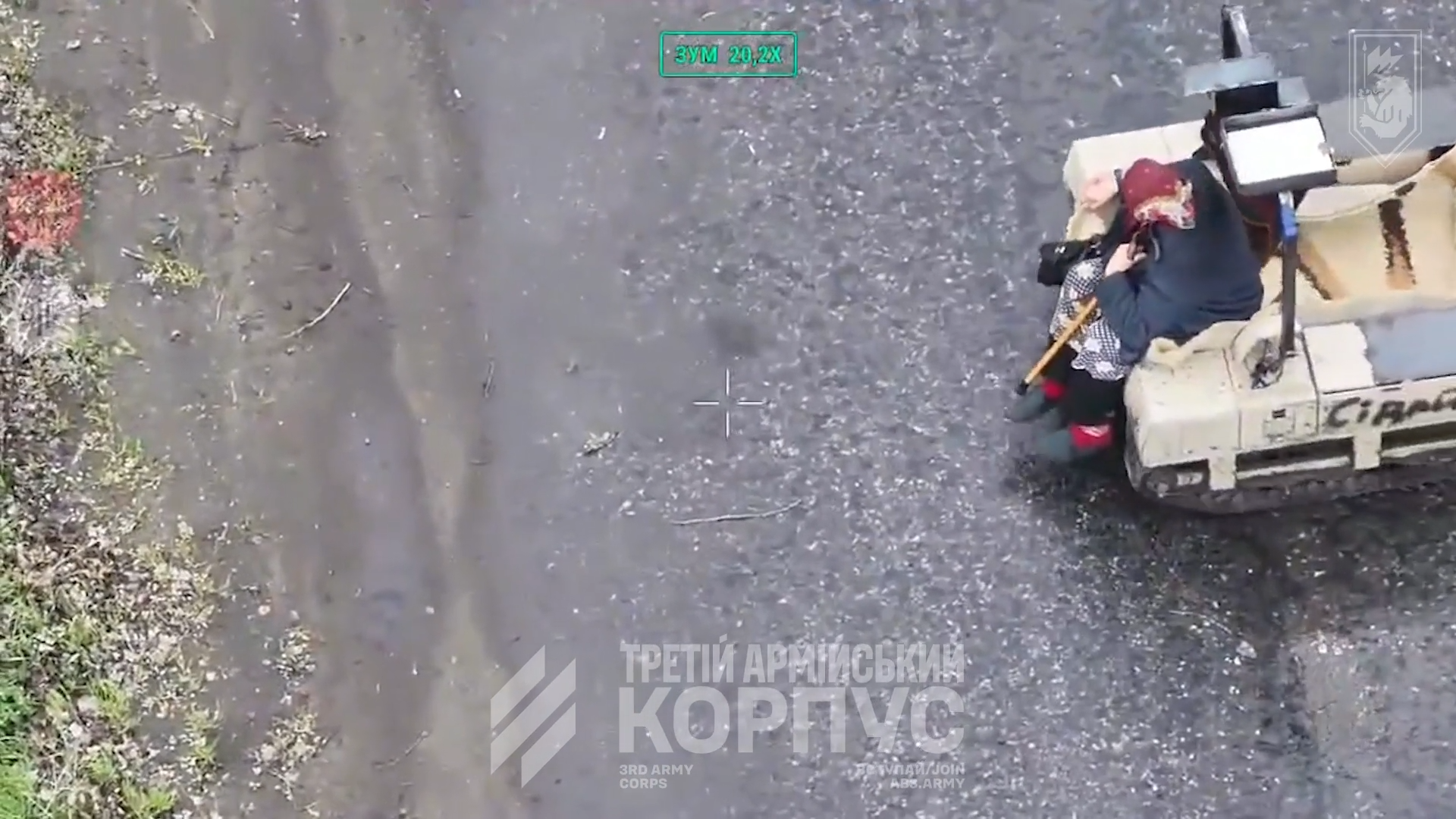 "Без надежды выжить шла сквозь воронки от снарядов и тела односельчан": украинские военные спасли пожилую женщину с помощью НРК. Видео