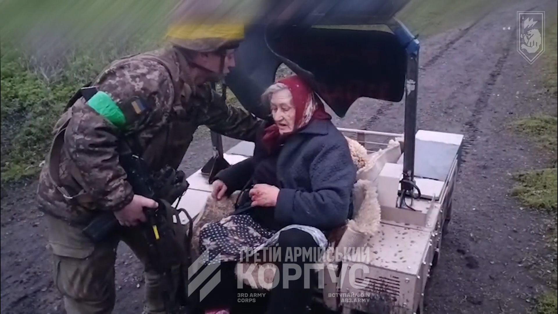 "Без надежды выжить шла сквозь воронки от снарядов и тела односельчан": украинские военные спасли пожилую женщину с помощью НРК. Видео