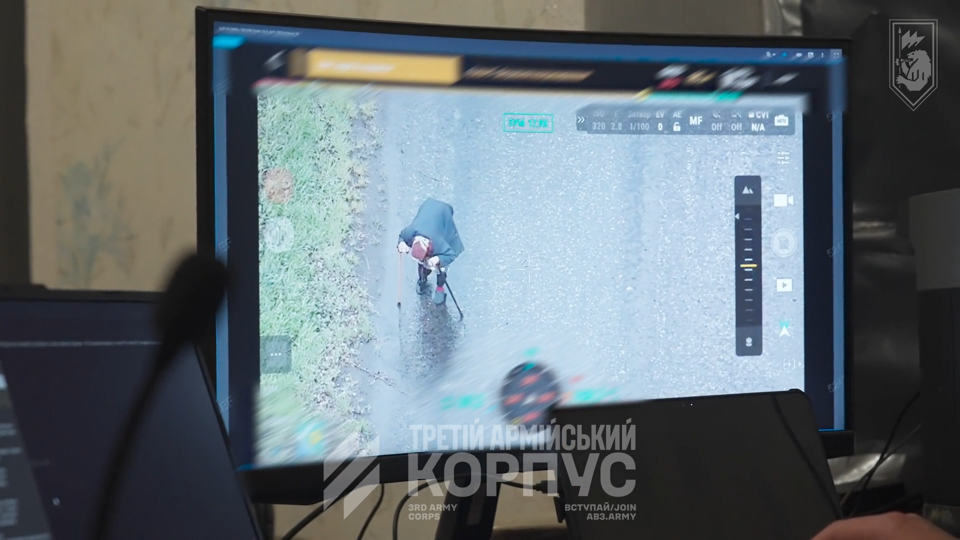 "Без надежды выжить шла сквозь воронки от снарядов и тела односельчан": украинские военные спасли пожилую женщину с помощью НРК. Видео