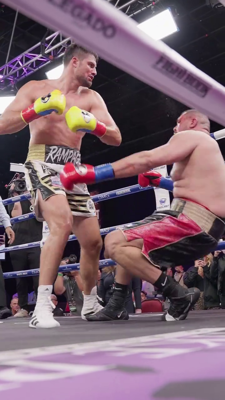 Непобедимый украинский супертяж перевернул бой и нокаутом выиграл чемпионский титул. Видео