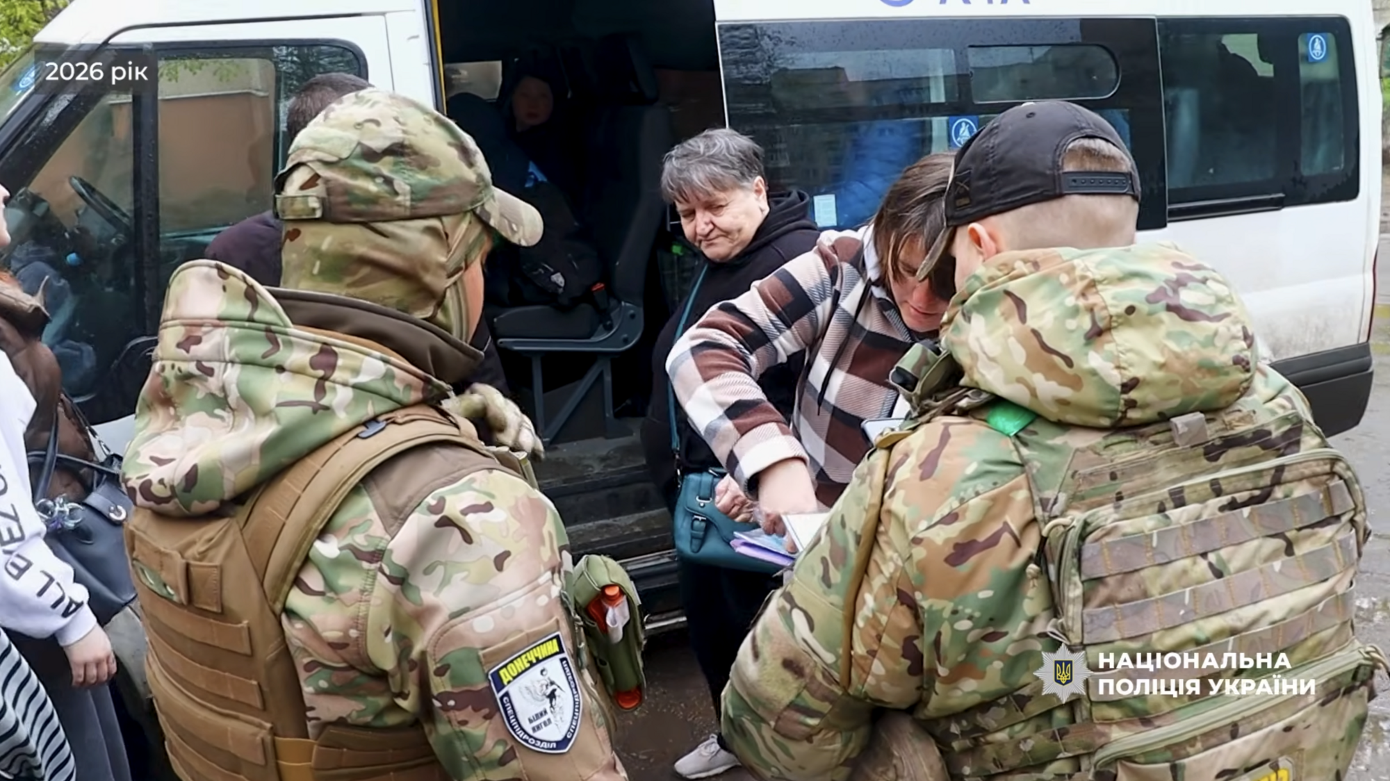 Парень потерял руку из-за атаки дрона: из Лимана повторно эвакуировали семью с двумя детьми. Видео