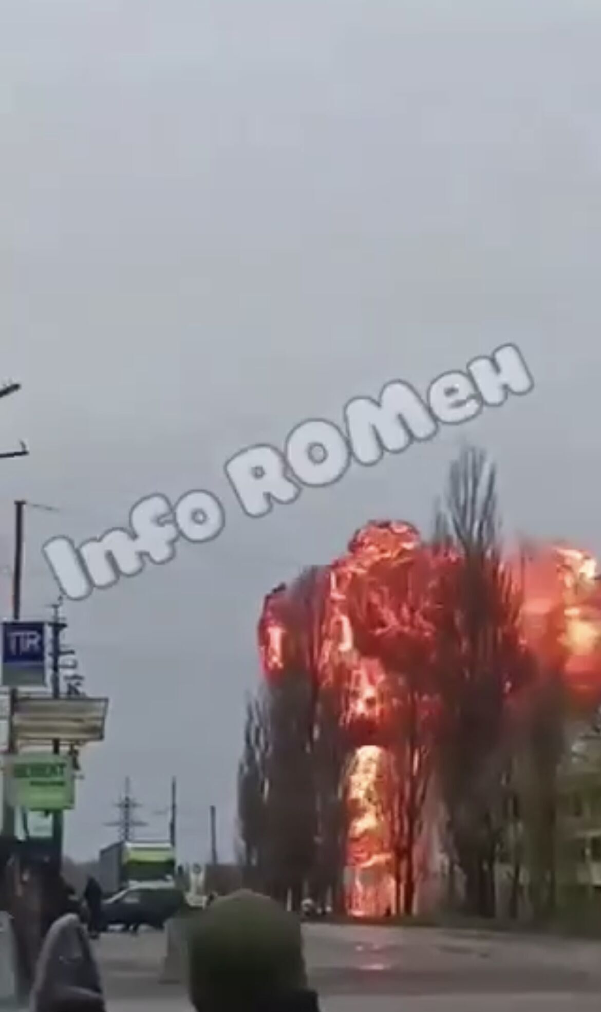 РФ атаковала АЗС на Сумщине: разгорелся масштабный пожар. Видео