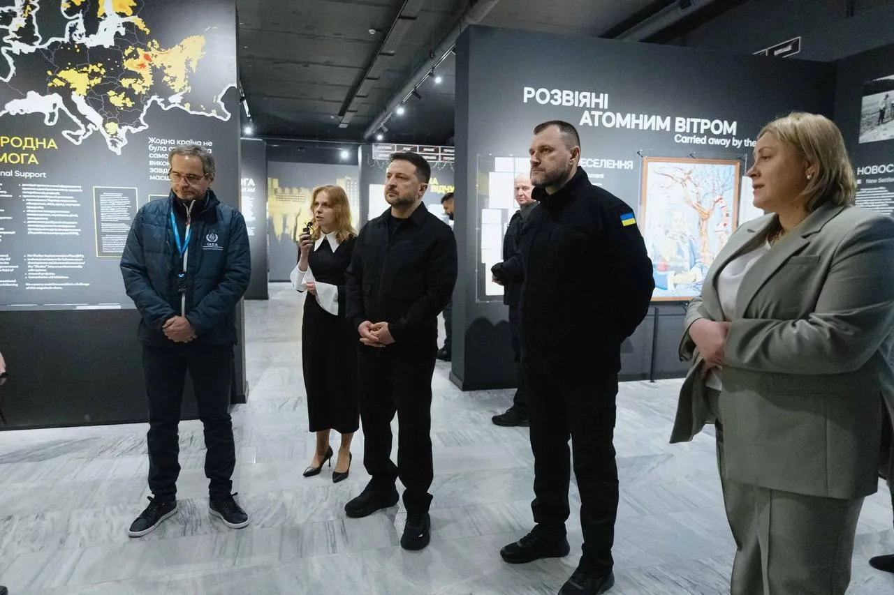 Зеленский и Гросси открыли обновленную экспозицию Национального музея "Чернобыль" в Киеве. Фото и видео
