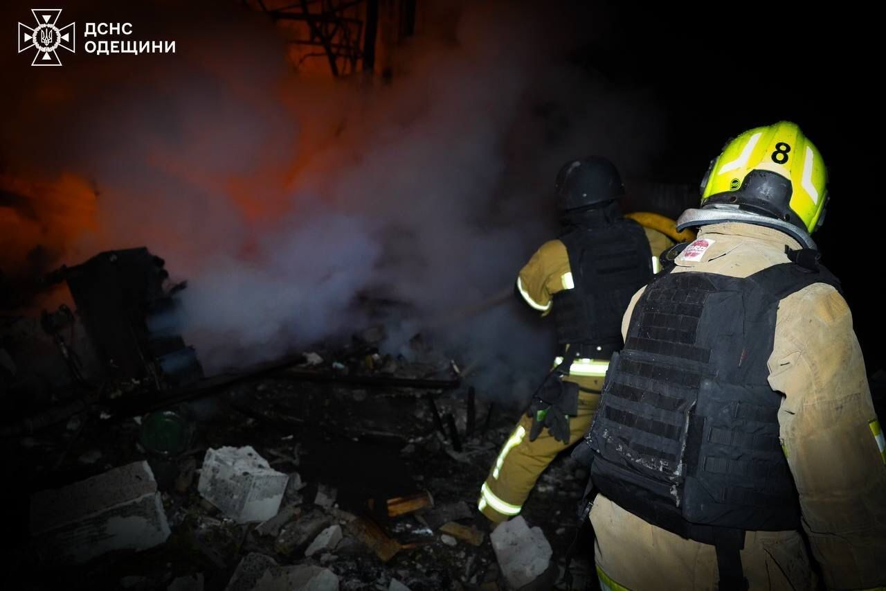 РФ атаковала портовую инфраструктуру Одесщины: есть разрушение, повреждено гражданское судно. Фото