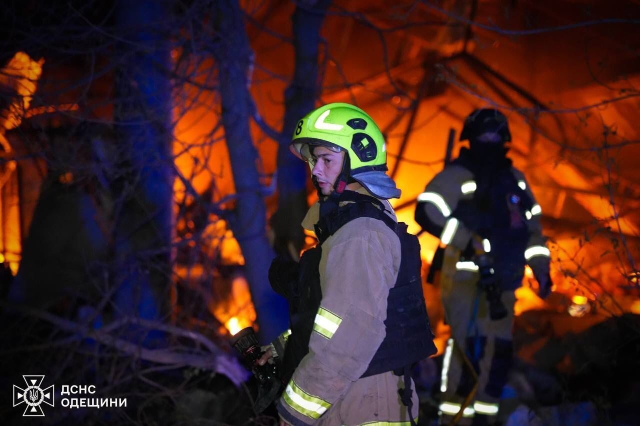 РФ атаковала портовую инфраструктуру Одесщины: есть разрушение, повреждено гражданское судно. Фото