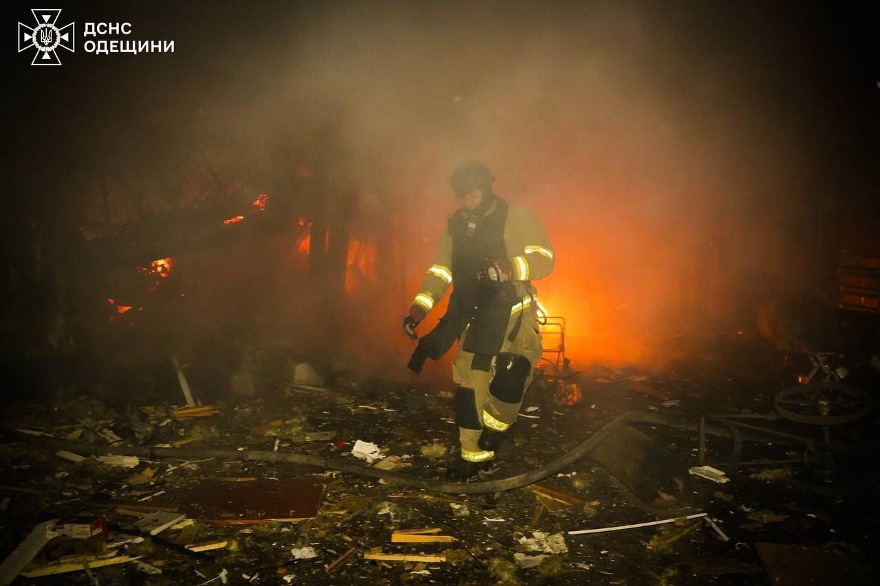 РФ атаковала портовую инфраструктуру Одесщины: есть разрушение, повреждено гражданское судно. Фото