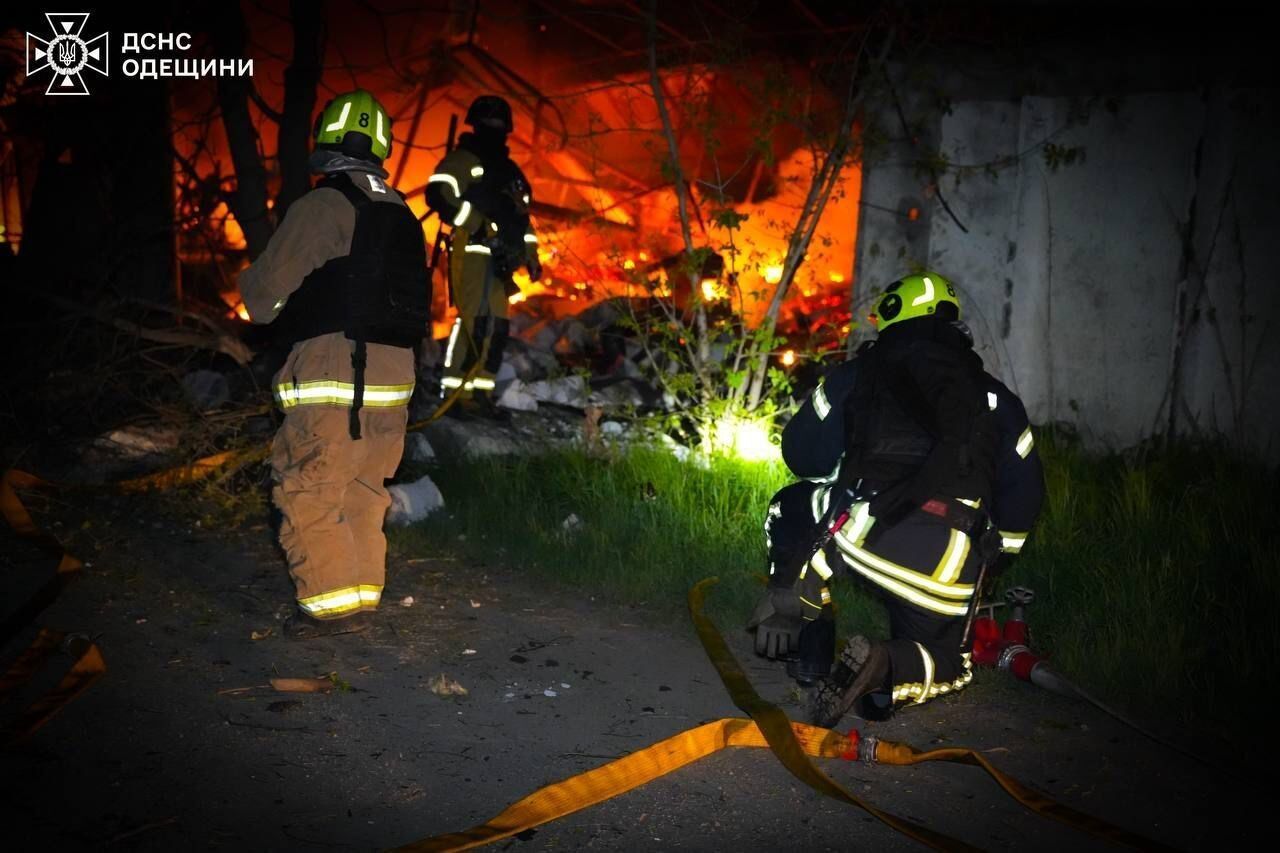 РФ атаковала портовую инфраструктуру Одесщины: есть разрушение, повреждено гражданское судно. Фото