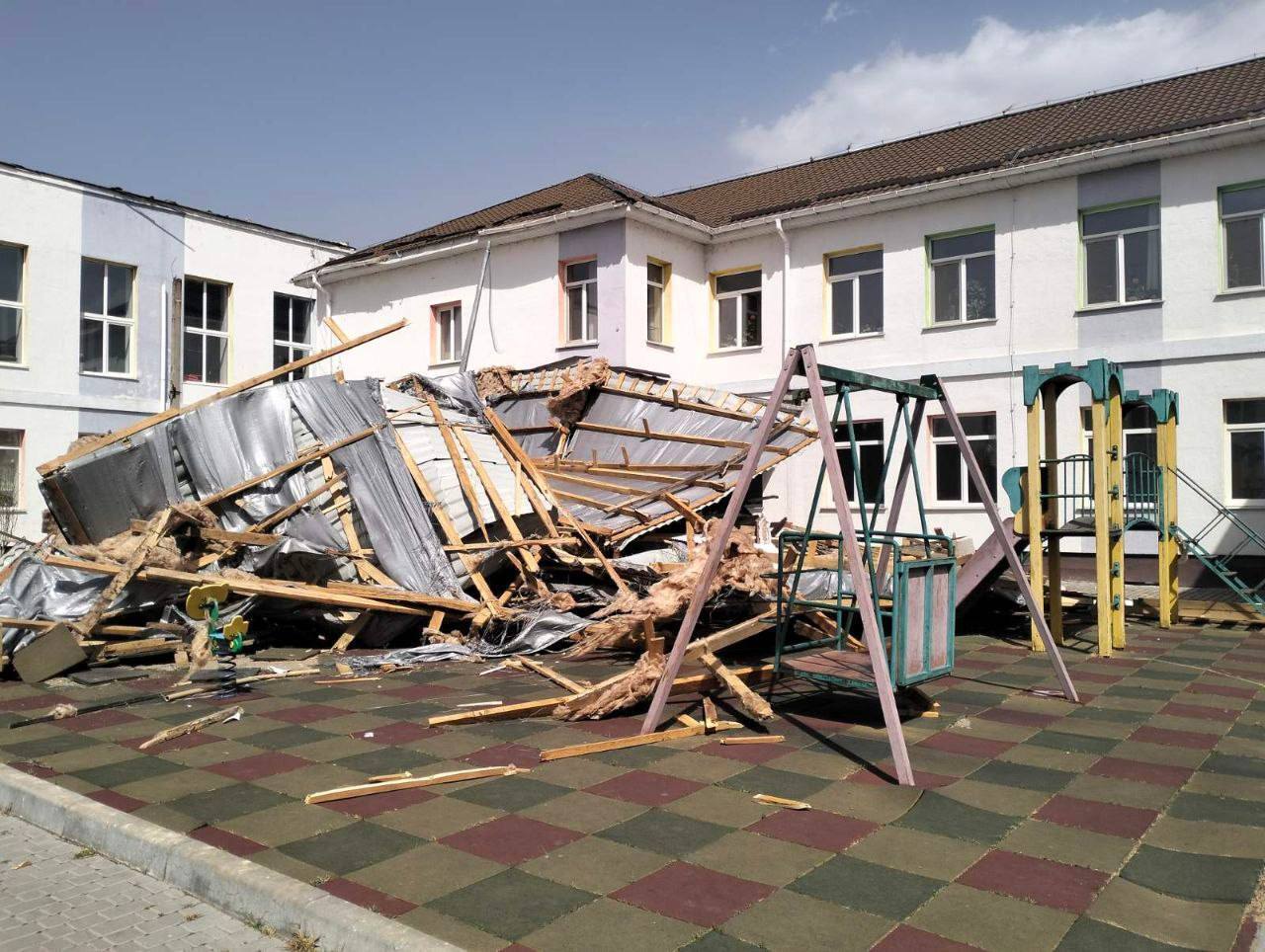 Украину накрыла непогода: ветер срывает крыши, погибли два человека. Фото и видео