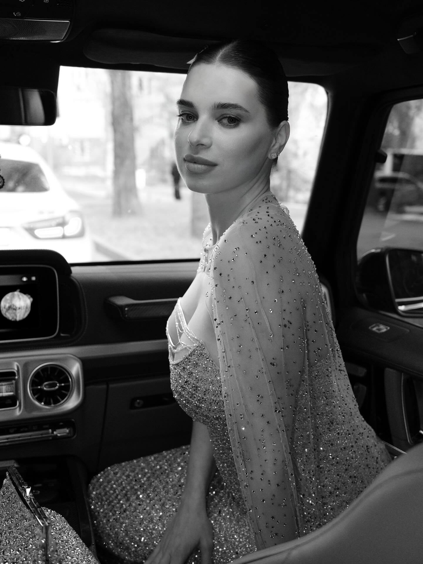 Дружина Усика вразила своїм декольте на фешн-показі в Києві. Фото