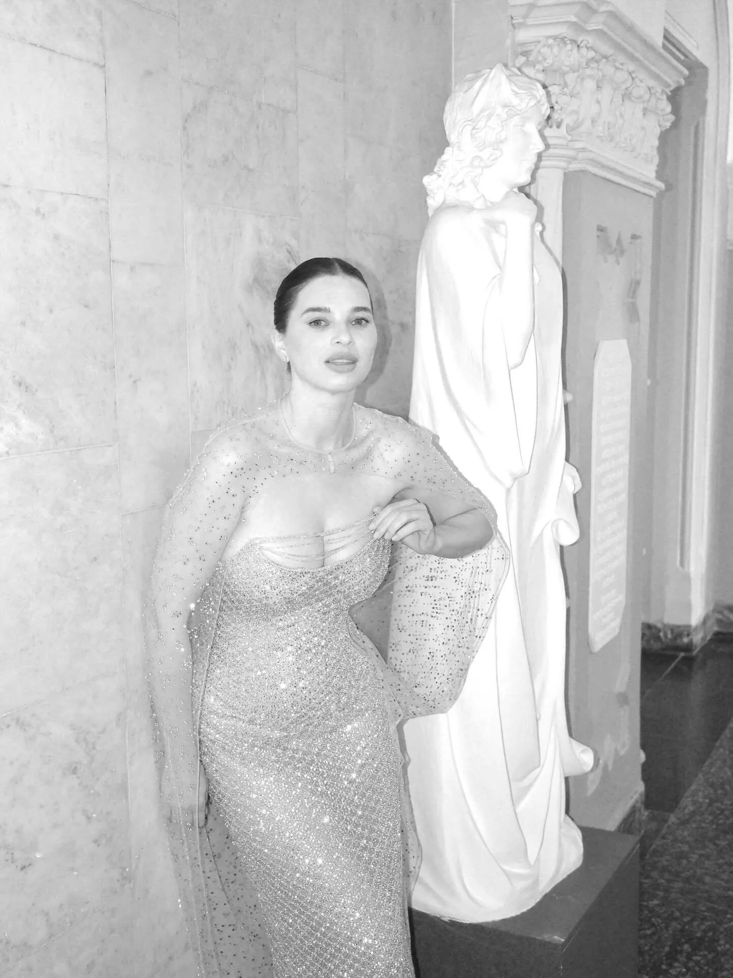 Дружина Усика вразила своїм декольте на фешн-показі в Києві. Фото